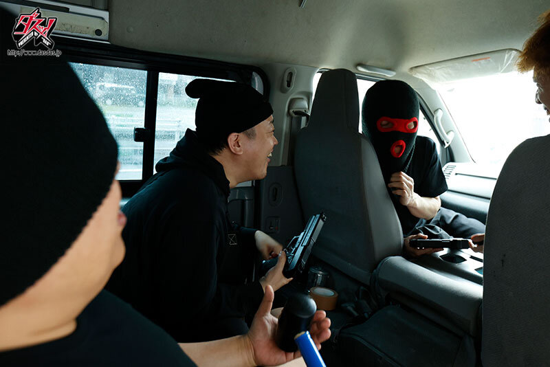 【中出し】 誰もが羨むボクの美乳妻に理性を失った銀行強盗は一日中イラマ...