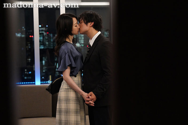 【中出し】 スイートルームNTR 妻から送られてきた疑惑の写真 水戸か...