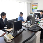 【中出し】 おチンチン舐めてあげるから恋人のフリしてっ！早く結婚しろとうるさい両親を安心させるために超カワイイ同期女子の一日彼氏になったボク 宮城りえ 『FANZA』