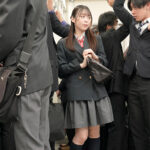 【中出し】 疲れたおじさんリーマンが大好きでわざと満員電車に乗り込み中年精子を搾り取るノーパン痴女女子○生 天馬ゆい 『FANZA』