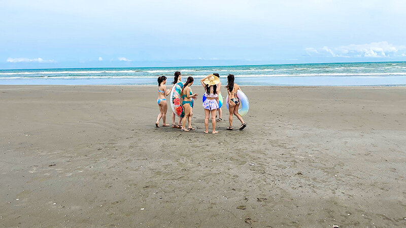 【中出し】 素人ビキニ美女グループ海ナンパ 汗だく生ハメ中出し壮絶スー...