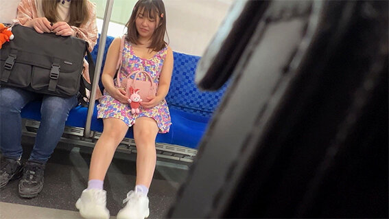 【中出し】 つきまとい05 とても小さくて母と手をつなぎ元気よく歩く少...