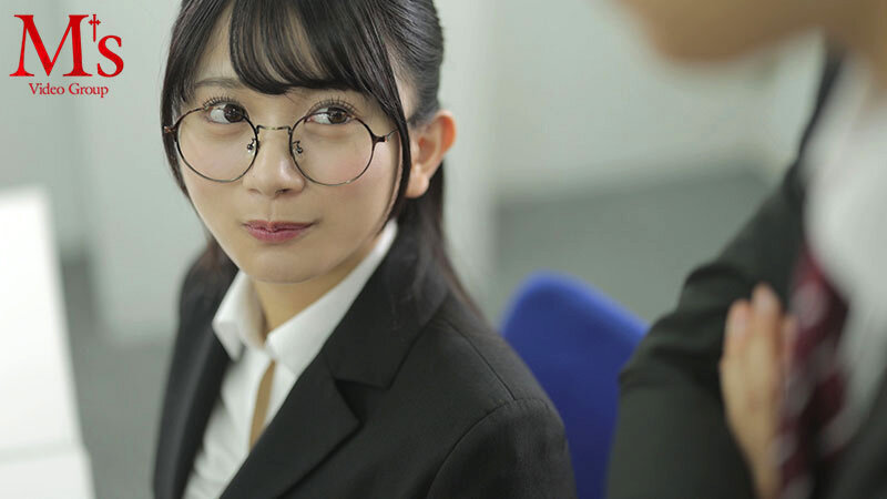【中出し】 出張先のホテルで大人しい後輩女子社員とまさかの相部屋シング...