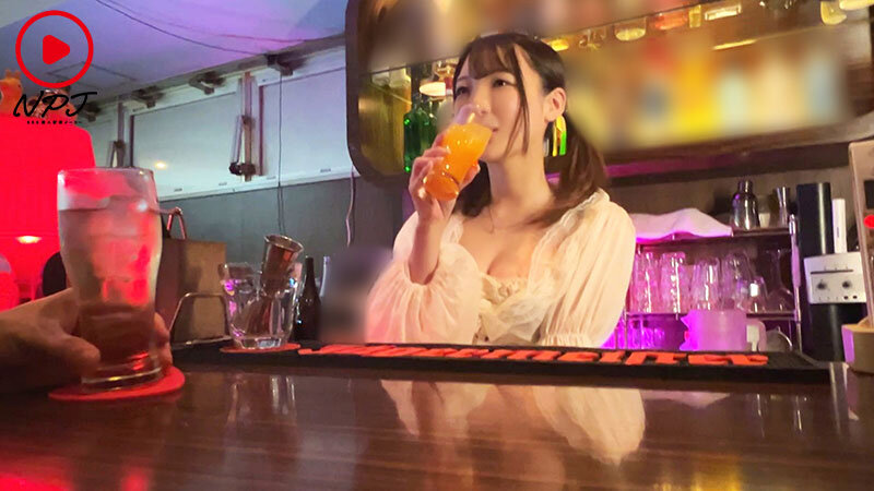 【中出し】 酔ったらヤラせてくれると噂の指名率No.1ガルバ店員とノリ...