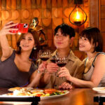 【中出し】 妻の大親友がナイトプールで逆NTR『脱いだらモデル級のビキニ姿に興奮して勃起しているのがバレて…笑顔の誘惑に我慢できず何度も浮気中出ししちゃいました。』 美乃すずめ 『FANZA』