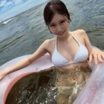 【中出し】 たぶん僕の事を好きなバイト先の妹みたいな女の子に海デートに誘われた。 無邪気に遊ぶ姿が可愛いけど、女としては意識してなかったのに 若いおっぱいで（推定Eカップ）時々、無意識誘惑してくるので、なんかこの娘とHできるならしたくなってきて、ビーチにテン… 鈴の家りん 『FANZA』