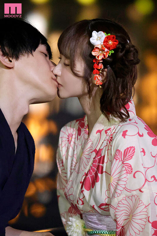 【中出し】 花火大会で突然の大雨 彼にふられて駆けつけてくれた幼馴染と...