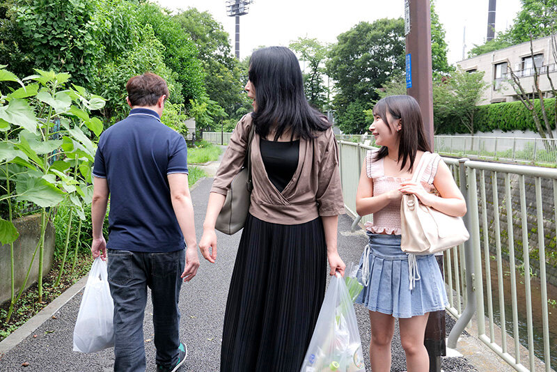 【中出し】 窓から侵入した男に眠ったままチ●ポを挿入され真昼間から汚さ...