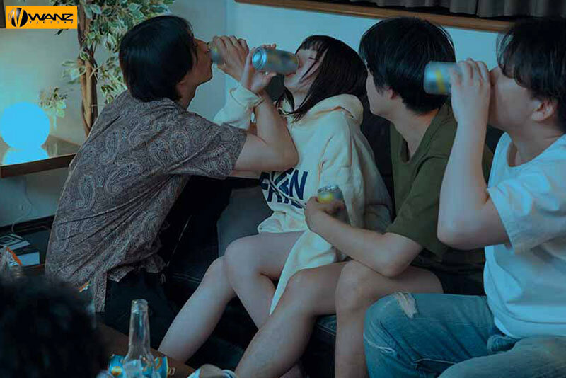 【中出し】 片思いしていた隠れ巨乳女子がサークル飲みでヤリチン男たちに...