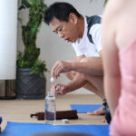 【中出し】 媚薬を盛られ発汗発情！自然と下品ガニ股ジョバジョバお漏らし！ガクガク痙攣敏感ホットヨガ教室 栗山莉緒 『FANZA』