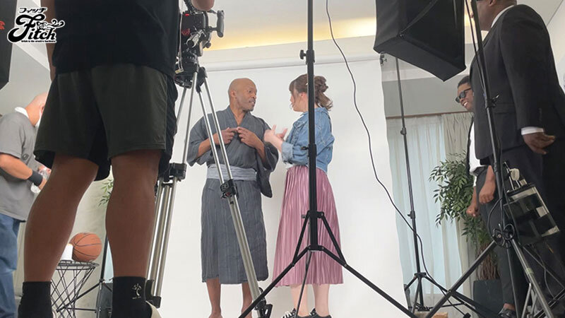 【中出し】 巨根黒人アスリートNTR ライトに映る衝撃のデカマラに身も...