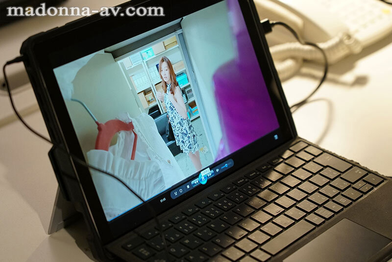 【中出し】 「本当に、私の下着を見て興奮するの…？」 盗撮映像で発情す...