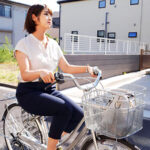 【中出し】 息子が通う塾の大学生バイト講師と恋愛不倫している巨乳ママチャリお母さん 『FANZA』