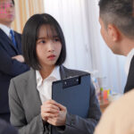 【中出し】 もう23歳なのに童顔なばかりに全裸よりも恥ずかしいジュニア水着のモデルをさせられて… 日向なつ 『FANZA』