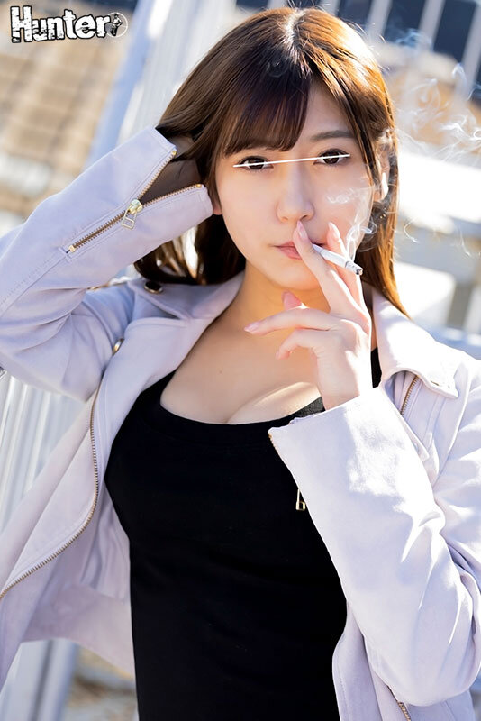 【中出し】 「私がシテあげよっか？」いつも外でタバコをふかしている隣の...