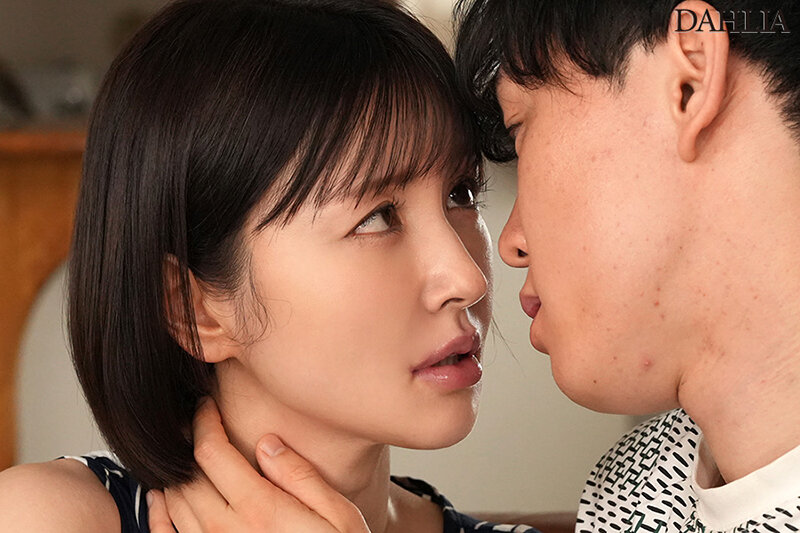 【中出し】 夫の不在中、欲求不満の人妻が唾液を絡ませ自ら腰を振る。接吻...