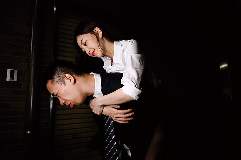 【中出し】 飲みすぎたフリしてデカチン部下を誘惑する淫乱女上司 蒼山愛...