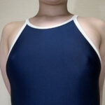 【中出し】 南日菜乃 濡れてテカってピッタリ密着 神スク水 可愛い女子のスクール水着姿をじっとりと堪能！着替え盗撮から始まり貧乳から巨乳にパイパン、ハミ毛、ジョリワキ等のフェチ接写やローションソーププレイやスク水ぶっかけ等を完全着衣で楽しむAV 『FANZA』