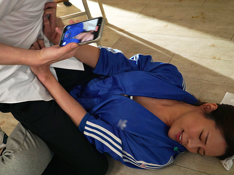 【中出し】 鍛え上げられた美しいマッスル筋肉BODYの体育女教師をイラ...