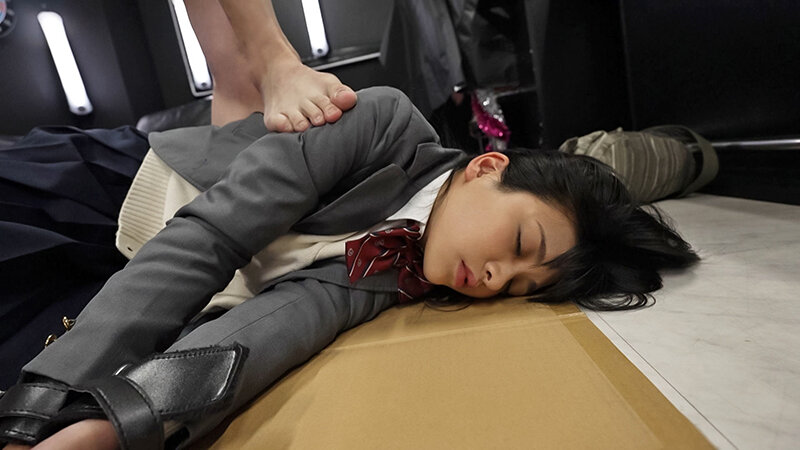 【中出し】 アジア美少女を監禁喉ボコ開発 4本の肉棒に貫かれ精子と唾液...