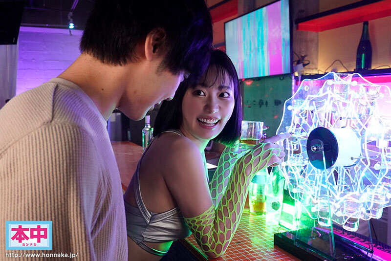 【中出し】 クラブで出会ったお姉さんに誘惑挑発され密室に連れ込まれてブ...