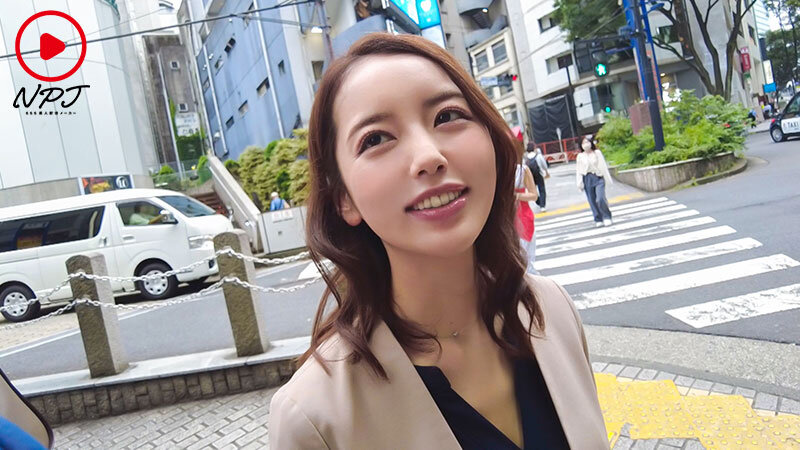 【中出し】 仕事の営業回り中に同僚女子社員とサボリラブホでハメ飲み【個...