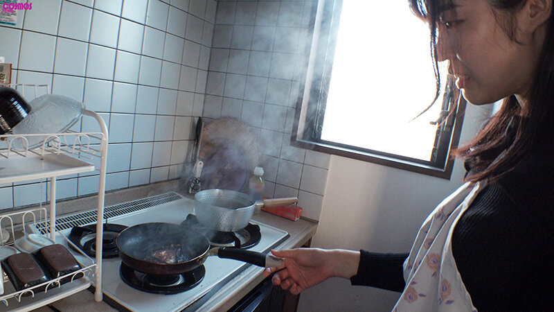 【中出し】 料理も洗濯もまともに出来ないドジで不器用なセフレ（人妻）で...