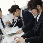 【中出し】 地味で物静かなOLの裏顔 退勤後に誰もが振り向く夜の蝶に変身し、所かまわず男を食い漁っていることを同僚たちはまだ知らない。 ギラパコBITCH メタモルフォーゼ中出し性交 五日市芽依 『FANZA』