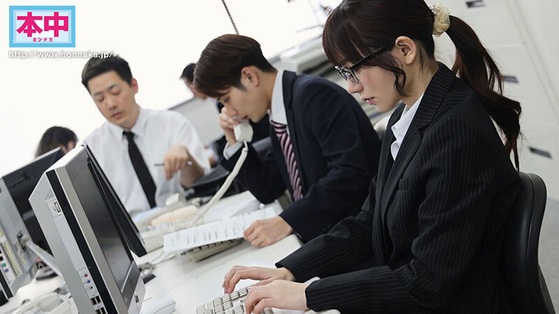 【中出し】 地味で物静かなOLの裏顔 退勤後に誰もが振り向く夜の蝶に変...