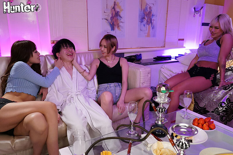 【中出し】 巨乳スレンダーギャルをおっさんから守ったら、お礼にと手を引...