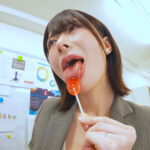 【中出し】 【ベロ接吻セクハラ】残業中、2人きりの社内でよだれダラダラ濡れ長舌をねじ込み密着濃厚ベロちゅうしながら若手精子を搾り取る人妻巨乳女上司 辻井ほのか 『FANZA』