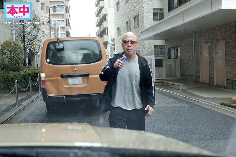 【中出し】 煽り運転オヤジに大切な彼女を献上させられて中出しSEXでイ...