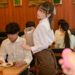 【中出し】 【VR】 バイト先のカフェで出来た可愛い彼女は清純そうな見た目からは想像もできない超むっつりスケベ！！お客さんがたくさんいても！スタッフが近くにいても！スリル満点の店内でボクのエッチな要求に戸惑いつつも実は興奮しまくっていて感じまくる超変態従順エロ娘… 『FANZA』