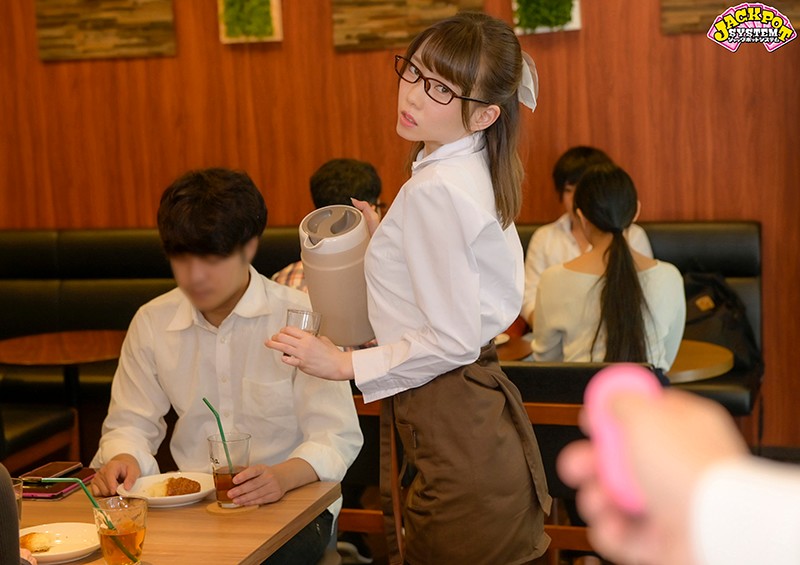 【中出し】 【VR】 バイト先のカフェで出来た可愛い彼女は清純そうな見...