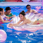 【中出し】 妻の大親友がナイトプールで逆NTR『脱いだらモデル級のビキニ姿に興奮して勃起しているのがバレて…笑顔の誘惑に我慢できず何度も浮気中出ししちゃいました。』 三葉ちはる 『FANZA』