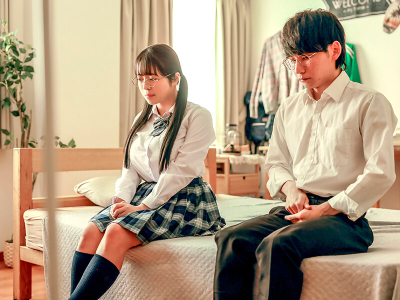 【中出し】 どうしても夏休み中に童貞を捨てたくて幼なじみと初体験したら...