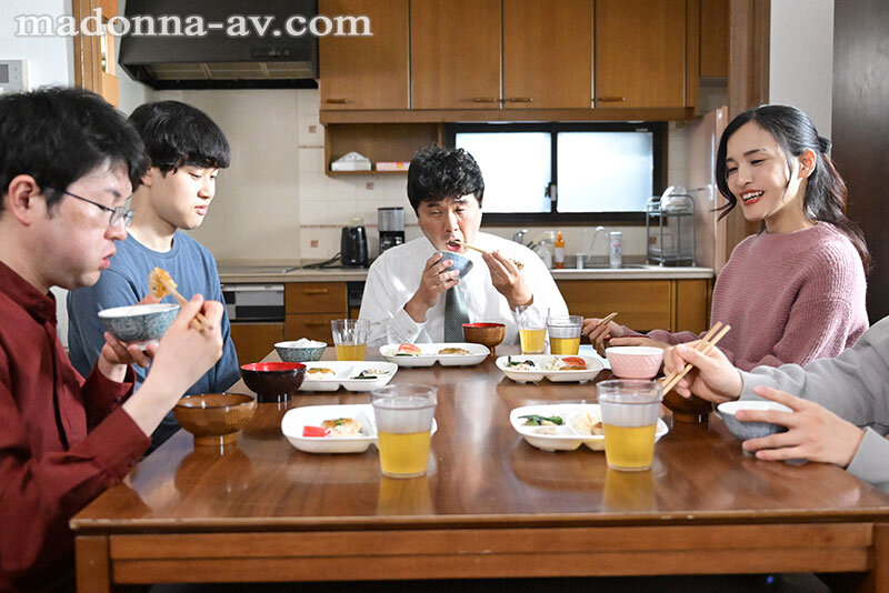 【中出し】 家族皆が巣立った実家で、 母と過ごす近親相姦の日々―。 吉...