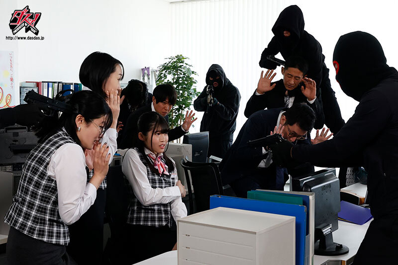 【中出し】 誰もが羨むボクの巨乳妻に理性を失った銀行強盗は一日中イラマ...