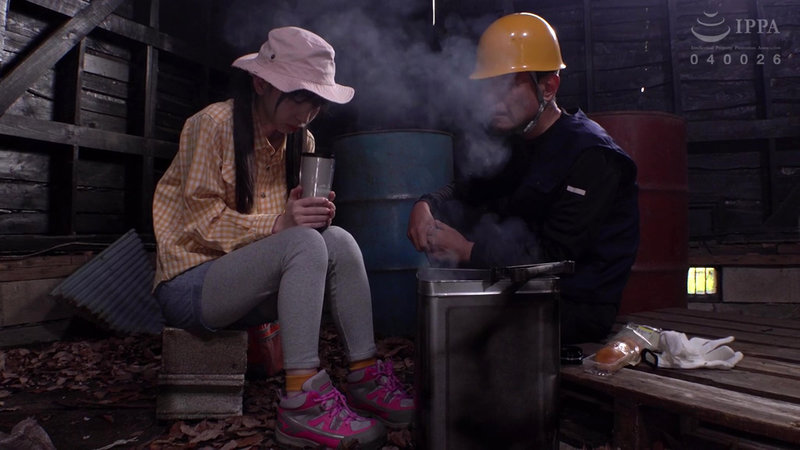 【中出し】 まいごの全裸少女を森で見つけて性欲が抑えられない 失踪少女...