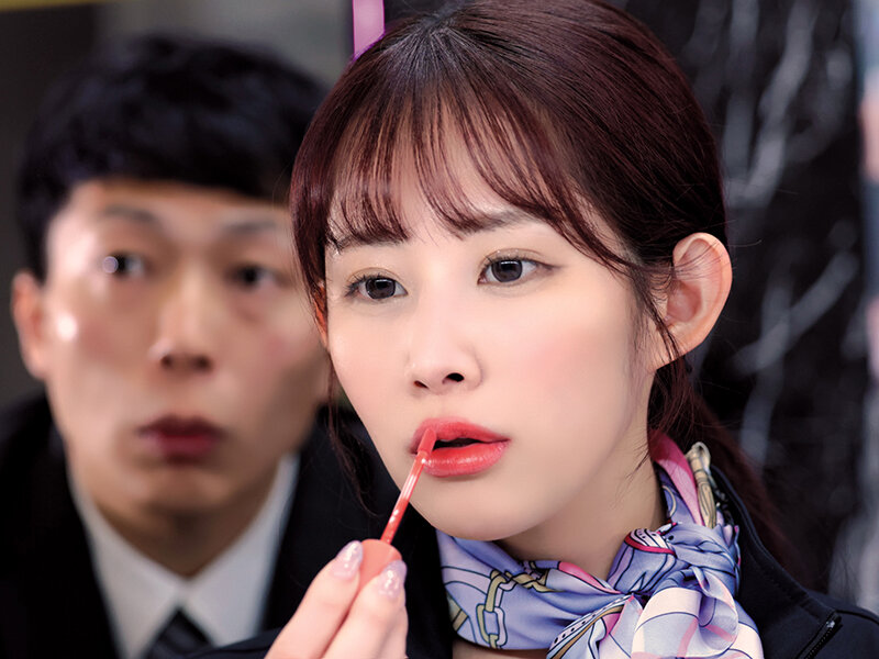 【中出し】 妻の付き添いで立ち寄った化粧品フロアの美容部員が肉厚ぽって...