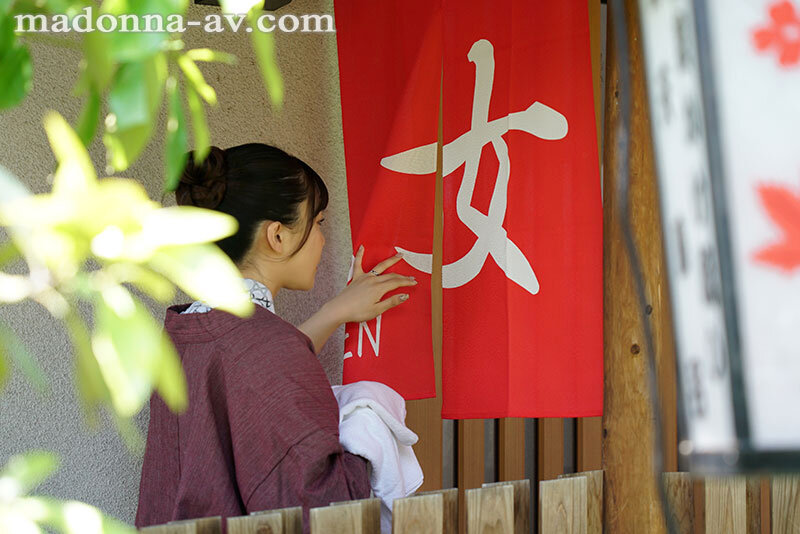 【中出し】 妻にタオル1枚だけ渡して、変態男が集う男湯に入らせてみまし...