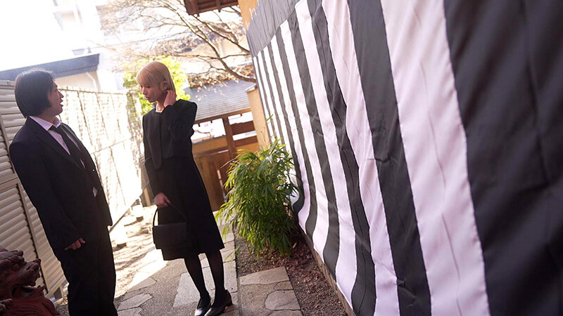 【中出し】 元カレの法事に派手髪で現れた不謹慎な金髪喪服ギャルを散々飲...