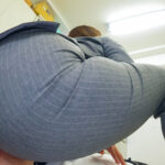 【中出し】 【顔面騎乗セクハラ】 残業中、2人きりの社内であざといパッツン尻誘惑で部下ち○ぽを勃起させ圧迫ムレムレ顔騎で何度も元気精子を搾り取る人妻デカ尻女上司 小那海あや 『FANZA』