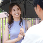 【中出し】 息子の同級生の父親と密会不倫。 外側から下腹部を手のひらで押し込み、内側から極太チ●ポで子宮をサンドイッチ絶頂。 夏目彩春 『FANZA』