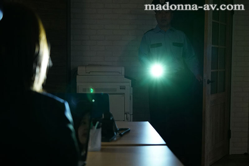 【中出し】 密着セックス ～深夜のオフィスで、警備員と残業不貞愛～ 小...