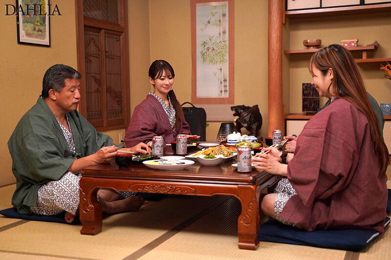 【中出し】 混浴温泉NTR 結婚直前の彼女の母親を孕ませてしまった…。...