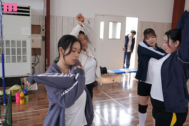 【中出し】 むっちり爆乳ママさんバレーハーレム 練習の息抜きと称して超...