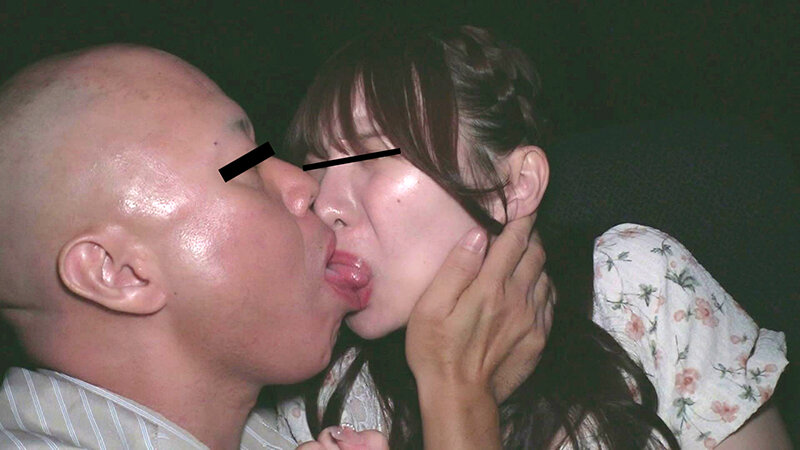 【中出し】 映画館でうっかり眠ってしまった美女にねっちょり手淫でサイレ...