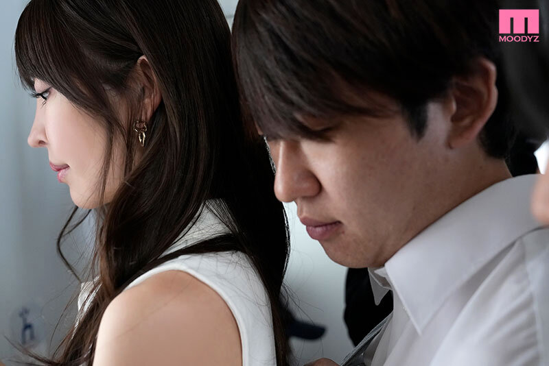 【中出し】 電車通学中、こっそり痴●中出しさせてくれるタイトスカート女...