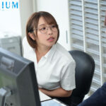 【中出し】 朝起きたらいつもツンツンしてる会社の地味巨乳女子が下着姿で甘えてきて…相性バツグンのチ○ポにドハマりして中出ししまくった僕ら。 宍戸里帆 『FANZA』